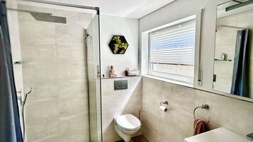 Dusche, Haartrockner, Handtücher, Seife