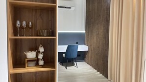 Una habitación moderna con una estantería de madera, un escritorio blanco, una silla azul y piso de madera.