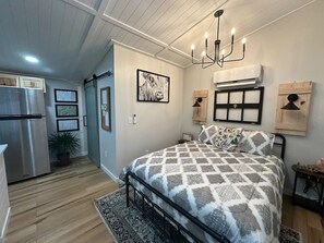 1 bedroom, WiFi (free), bed sheets - Sunset Tiny House Retreat | Fire Pit & Starry Sky (Logan)