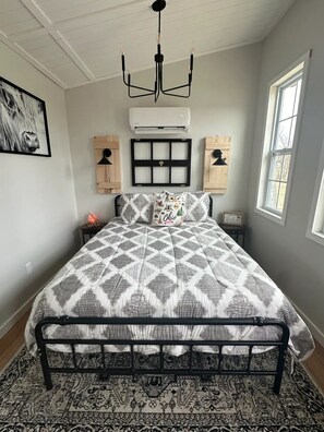 1 bedroom, free WiFi, bed sheets - Sunset Tiny House Retreat | Fire Pit & Starry Sky (Logan)