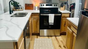Coffee/tea maker, fridge, microwave, oven