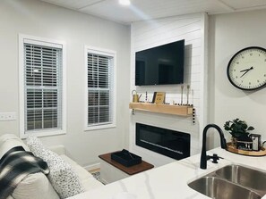 Smart TV, fireplace - Sunset Tiny House Retreat | Fire Pit & Starry Sky (Logan)
