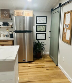 Coffee/tea maker, fridge, microwave, oven - Sunset Tiny House Retreat | Fire Pit & Starry Sky (Logan)