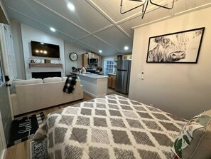 1 bedroom, free WiFi, bed sheets - Sunset Tiny House Retreat | Fire Pit & Starry Sky (Logan)