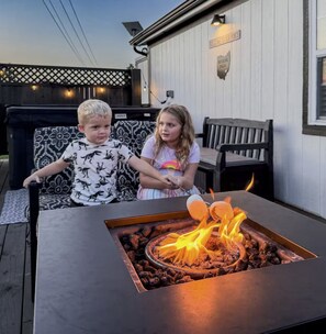 Property grounds - Sunset Tiny House Retreat | Fire Pit & Starry Sky (Logan)
