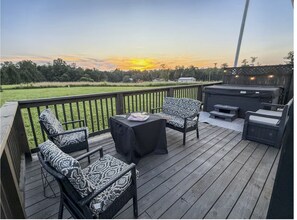 Terrace/patio - Sunset Tiny House Retreat | Fire Pit & Starry Sky (Logan)