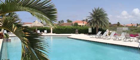Una piscina al aire libre
