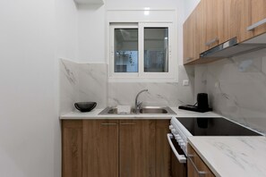 Luxury Studio, Garden View | Private kitchen - Phaedrus Living Kolonaki Maple Residence (Athens)