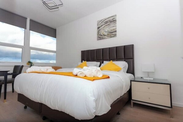 1 bedroom, iron/ironing board, WiFi, bed sheets - Flat 310 beautiful one bed apartment (Smethwick)