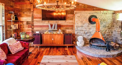 New Converted 3BR, 2BA barn, in wild, wonderful West Virginia with AC, WiFi