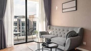 Apartamento Deluxe, 2 habitaciones, balcón, vistas a la ciudad | 2 dormitorios, escritorio, espacio para trabajar con un portátil