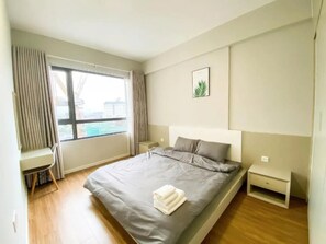 Escritorio, espacio para trabajar con laptop y wifi gratis 