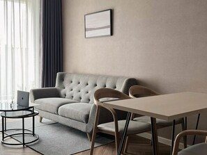 Escritorio, espacio para trabajar con laptop y wifi gratis 