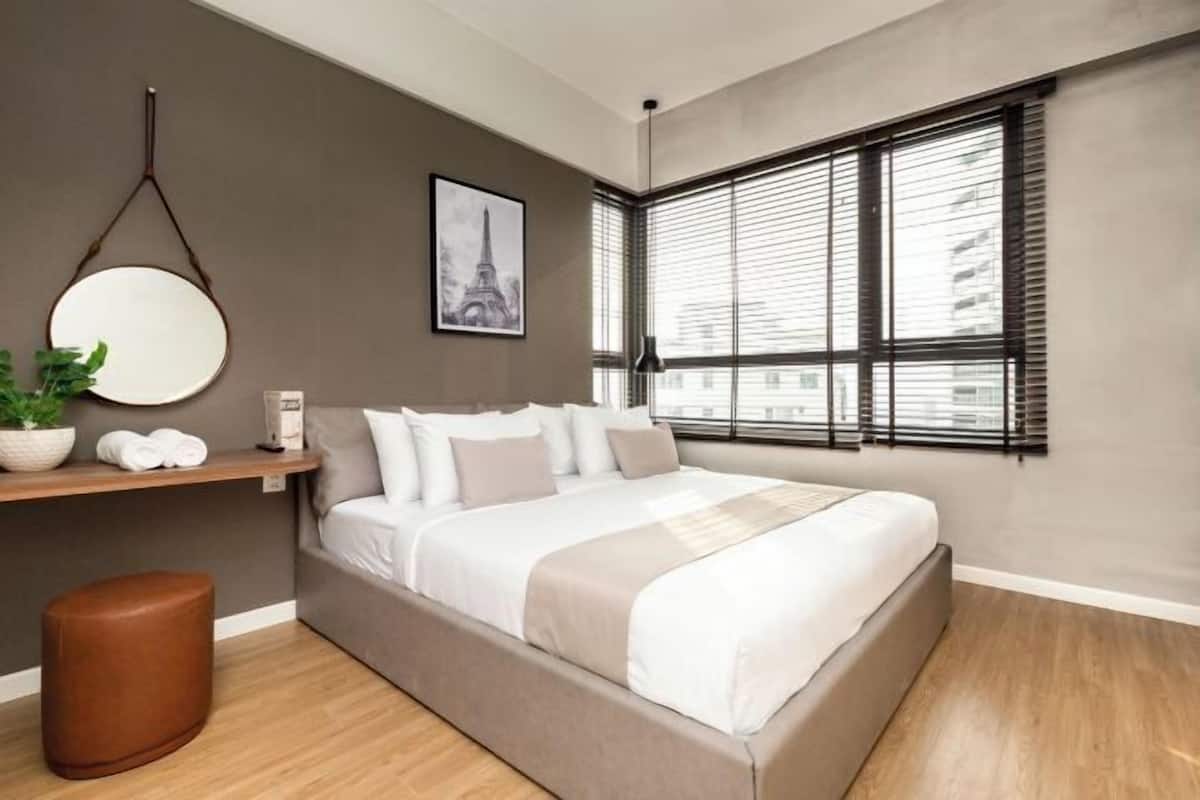 2 habitaciones, escritorio y espacio para trabajar con laptop