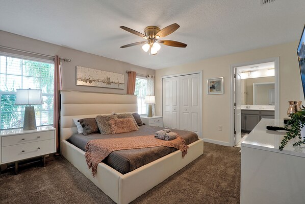 4 habitaciones, escritorio y tabla de planchar con plancha