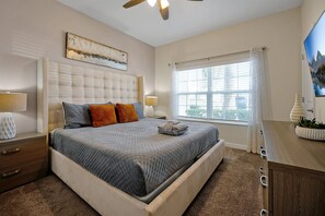 4 habitaciones, escritorio y tabla de planchar con plancha