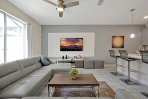 Smart TV, fireplace - Storey Lake Home: Pool, Gym, Lazy River & near Disney (Kissimmee)