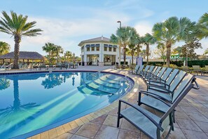 Una piscina techada, una piscina climatizada
