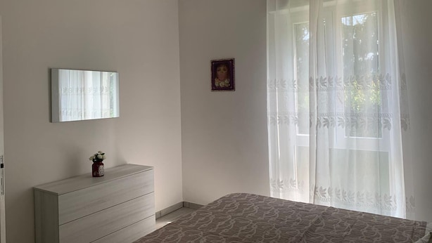 2 bedrooms, down duvets, iron/ironing board, free WiFi - Melis Apartment (Como)