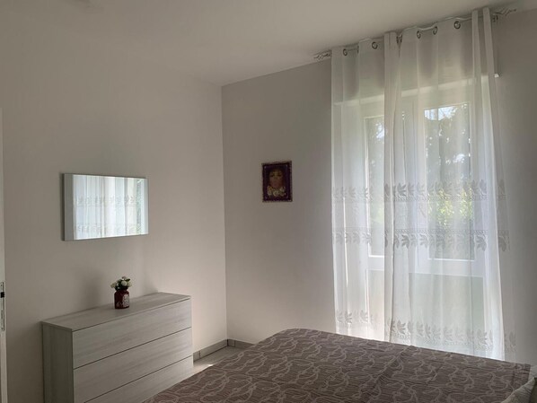 2 habitaciones, cubrecamas, tabla de planchar con plancha y wifi gratis