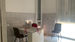 Espresso maker, coffee/tea maker, electric kettle, dining tables - Melis Apartment (Como)