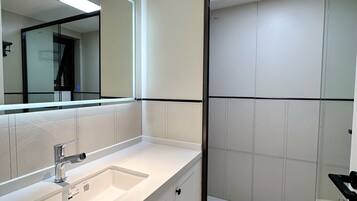 Dusche, HandtĂŒcher, Seife, Toilettenpapier