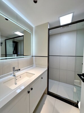 Shower, towels, soap, toilet paper - Eastern Hub - Bund Branch Yongye house Designer Deluxe Three bedrooms nice view (Huangpu)
