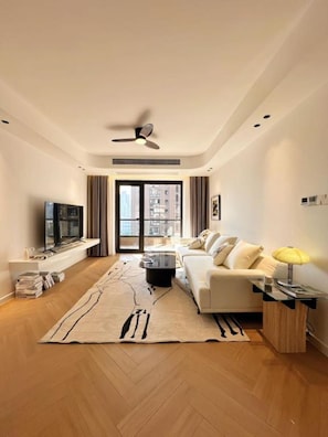Smart TV - Eastern Hub - Bund Branch Yongye house Designer Deluxe Three bedrooms nice view (Huangpu)