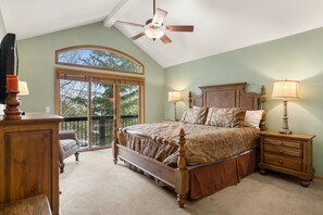 3 bedrooms, iron/ironing board, travel cot, free WiFi - Across From Ski Lift, Hiking. Walk to Town. (Breckenridge)