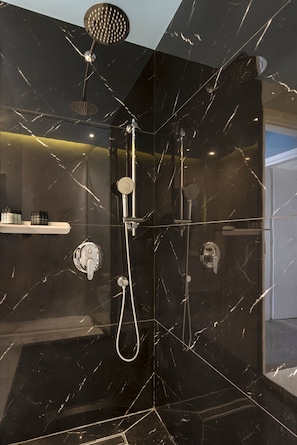 Shower, towels - Renovated Apartment in Metaksourgio (Athens)