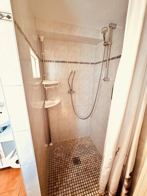Shower, towels, soap, toilet paper - Apartment Nettelbeck - 1 bedroom apartment with access to the lake (Großwoltersdorf)