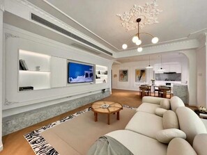 Smart TV, fireplace
