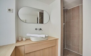 Douche, sèche-cheveux, serviettes fournies, savon