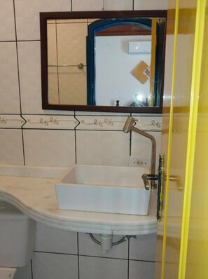 Caja de seguridad en la habitación y sistema de insonorización