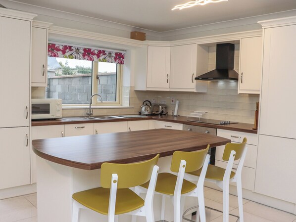 Dishwasher, cookware/dishes/utensils