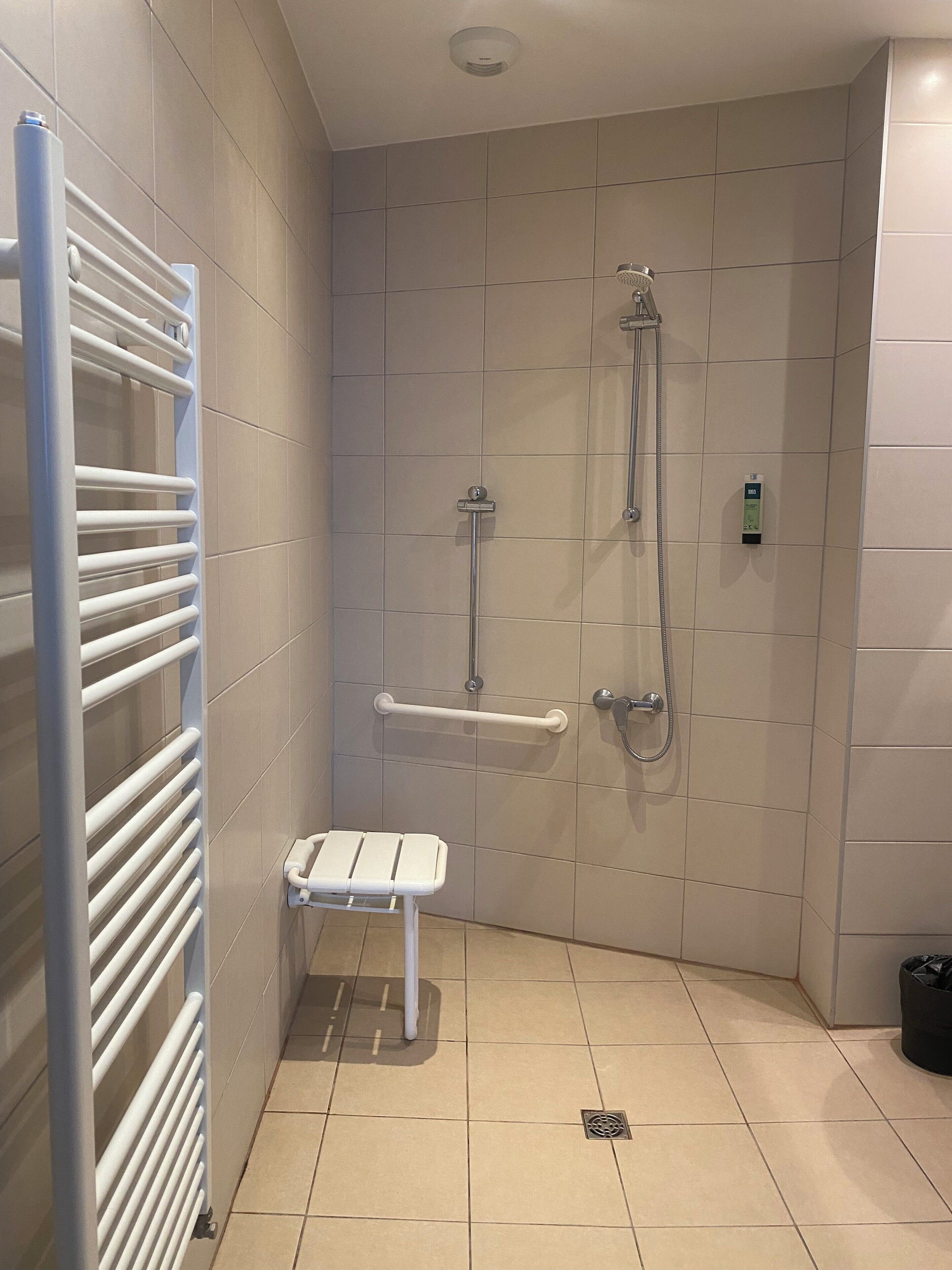 Ducha, artículos de tocador gratuitos, secador de pelo, toallas