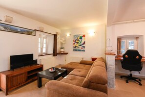 Fernseher, Kamin, Stereoanlage