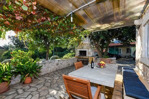 Outdoor dining - 2-bedroom Holiday Home Stone Oasis (Orebic)