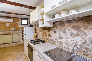 雪櫃、微波爐、焗爐、爐具