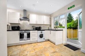House | Private kitchen | Fridge, microwave, oven, stovetop - Harborne House 4 Bedroom Contractor Qe Hospital (Birmingham)