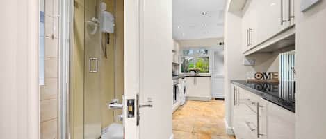 House | Bathroom | Shower, towels