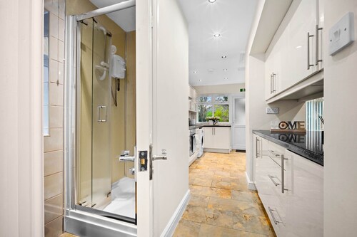 Harborne House 4 Bedroom Contractor Qe Hospital