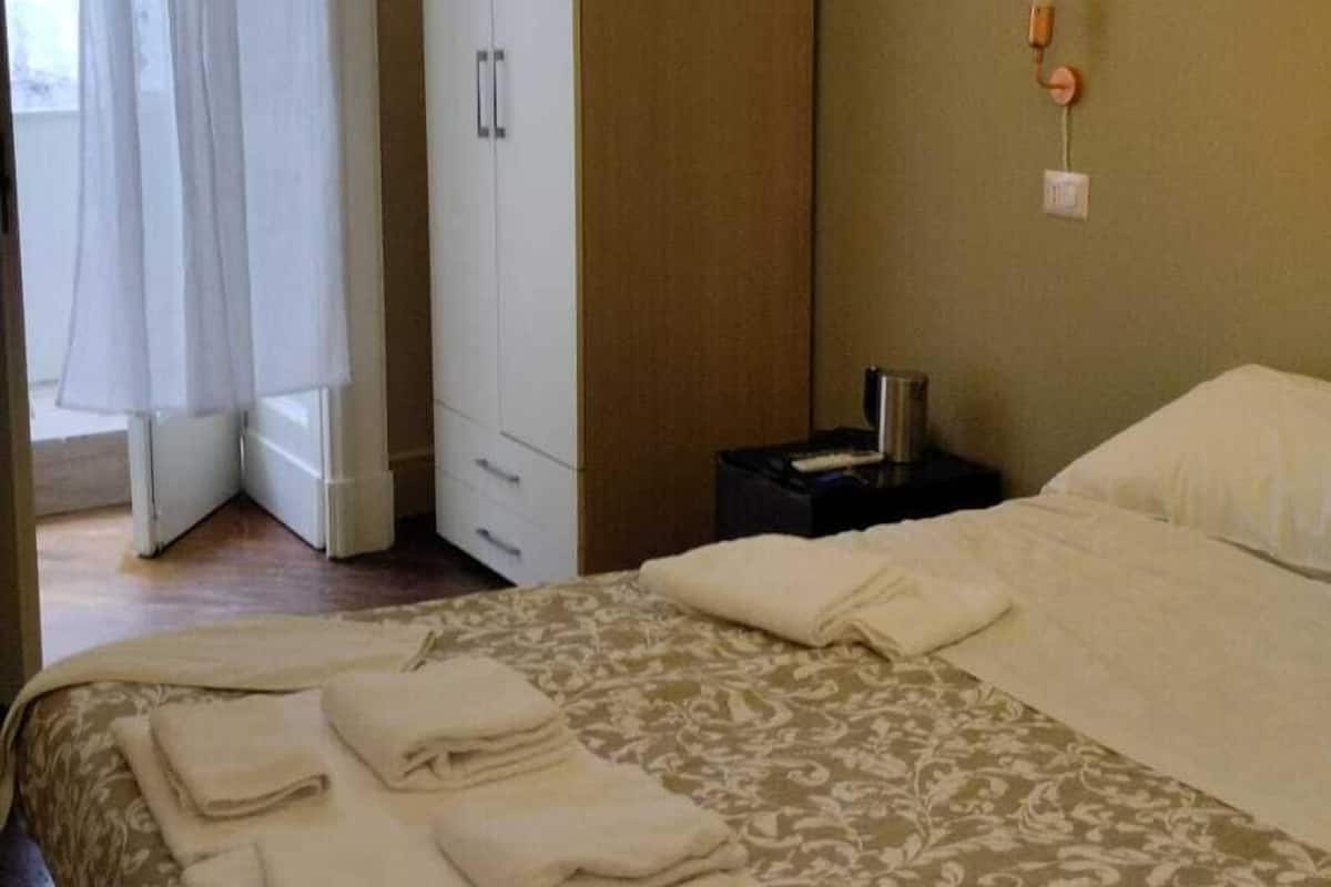 1 habitación, tabla de planchar con plancha y wifi gratis