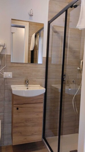 Duplex Deluxe - balkong - utsikt mot staden | Badrum | Dusch, hårtork, handdukar och tvål