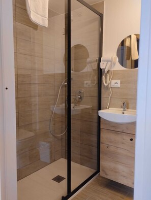 Classic kétszintes, erkély, kilátással a városra | Fürdőszoba | Zuhanyzó, hajszárító, törölközők és szappan