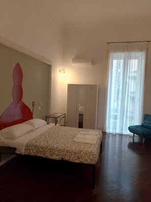 Stúdió lakosztály, erkély, kilátással a városra | Vasaló/vasalódeszka és ingyenes wifi