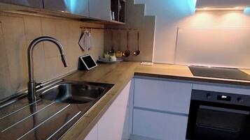 Frigorifero, forno, piano cottura, lavastoviglie