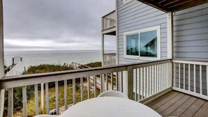 Une maison située sur la côte, dotée d’un balcon donnant sur la mer.