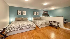 A bedroom with two beds, a desk, and a chair. - 29SV-VE Newo Retro (Quebec)