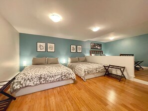 2 slaapkamers, een bureau, een strijkplank/strijkijzer, reisbedje